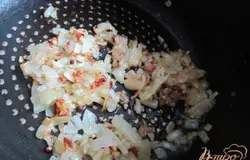 Добавить уже поджаристый лук с чесноком.
