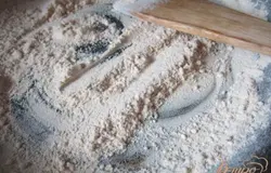 Муку поджарить на сухой сковороде до слабого коричневого цвета.Дать остыть.