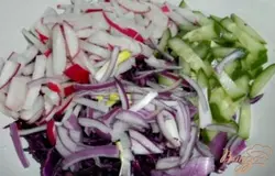Огурцы, редис и лук порезать соломкой и добавить к капусте.