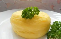 Далее - просто вытряхнуть готовый омлет из банки на тарелку.