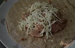 На лепешки выложить тунец и сыр.