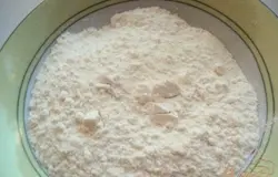Муку просеять и смешать с манкой, разрыхлителем, дрожжами, сахаром и солью.
