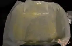 Разогреть духовку до 180 гр.Смажем квадратную форму маслом ,выложим бумагу для выпечки и смажем ее маслом тоже.