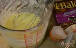 Взбить яйца с сахаром,примерно 2 мин. Смешать муку,соль и разрыхлитель. Смешать шоколадную смесь с ванилином.