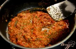 Добавим жидкие продукты,посолим ,паприкой приправим.Перемешаем.Выложим на разогретую сковроду и тушим примерно 2 мин.постоянно помешивая.Готовую приправу переложить в емкость и хранить можно несколько дней в холодильнике.