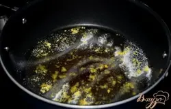 На разогретую сковороду выложить сахар и куриный бульон гранулами.