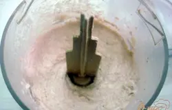  Добавить потёртый на мелкой (морковной) тёрке картофель, оливковое масло, соль, перец, йогурт.Взбивать сначала на средней скорости, затем скорость увеличить до максимальной.