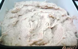 Масса должна получится нежной, лёгкой, если она у вас всё ещё плотная, можно добавить ещё йогурт.