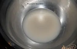 Дрожжи смешать с водой и дать постоять 15 минут.