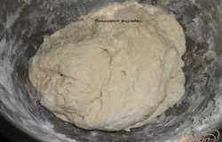 Теперь хорошо вымесить, смазав руки маслом, тесто должно быть мягкое и не крутое.