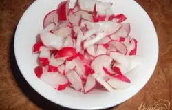 Редис нарезать соломкой.