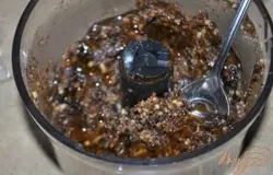 Чернослив и орехи размолоть в кухонном процессоре . Добавим мед и пропустим через несколько пульсаций.