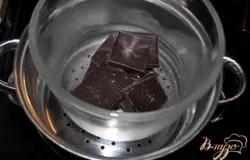 Шоколад растопим в начале темный на водяной бане.