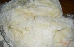В глубокую посуду просеять кукурузную и пшеничную муку, смешать. Сделать углубление, добавить яйца, соль, сахар, соду и кислое молоко. Замесить тесто.