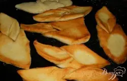 Обжарить вергуны на сковороде с растительным маслом с двух сторон. Посыпать сахарной пудрой.