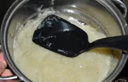 Слить воду через дуршлаг и промыть под холодной водой. Руками выдавить воду с картофеля и выложить в блюдо.