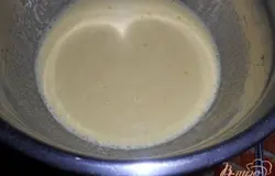 Взбить яйца с сахаром 200 г, добавить растительное масло, сок и мякоть лимона, сок и мякоть половины апельсина и взбить.