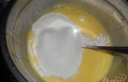 Добавить муку и перемешать.