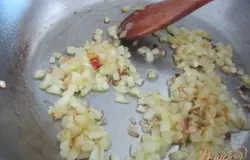 В кастрюльке на оливковом масле немного поджарить репчатый лук.