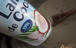 Влить кокосовое молоко.