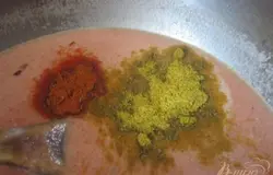 Посолить и добавить специи по вкусу.