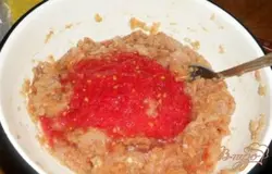 Приготовить фарш, добавив к нему перекрученные на мясорубке лук, сладкий перец, чеснок. Помидоры натереть на терке, убрав кожицу, добавить в фарш.