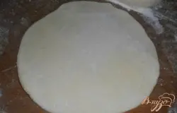 Тесто поделить на небольшие кусочки, раскатать из каждого тонкие лепешки (диаметром около 20 см).