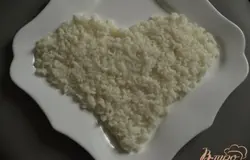 На блюдо выкладываем варёный рис в форме сердца.