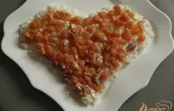 Рис смазываем майонезом и выкладываем кусочки лосося.
