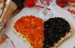 Готово! Маслины мелко нарезаем. Верх салата украшаем половинку красной икрой, половинку маслинами.Приятного аппетита!