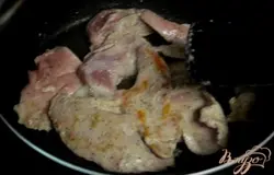 Кусочки свинины порезать небольшими кусочками, посолить и поперчить,выложить в блюдо,затем сок лимона и апельсина,чеснок. Мариновать 30 мин.или на ночь. Выложить на сковороду горячую с растительным маслом и обжаривать несколько минут до готовности.