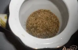 В заварник кладем ромашку.
