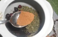 Добавить корицу.