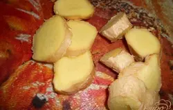 Имбирь нарезать кусочками, кладем в заварник.