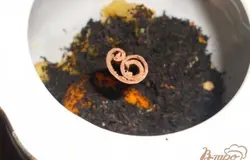 Добавить черный чай и палочку корицы.