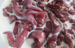 Печень нарезать полосками и замочить в молоке.Оставить на 30 мин. Затем молоко слить. Печень немного посолить, поперчить и посыпать сухим чесноком.