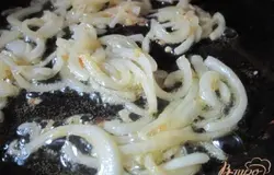 На сковороде на оливковом и сливочном масле поджарить репчатый лук.Лук выложить на тарелочку и в это же масло выложить кусочки печени.