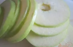 У яблок вынуть середину и нарезать тонкими кружочками.