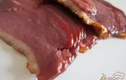Нарезка... вкусная, копченая..Разложить кусочки по тарелкам.
