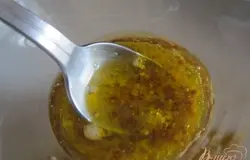 Из оливкового масла, лимонного сока, кленового сиропа и горчицы приготовить соус.Посолить. Все по вкусу.Полить салат.
