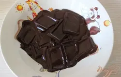 Шоколад поломать на небольшие кусочки и растопить в микроволновке или на водяной бане. Остудить до 40 С.