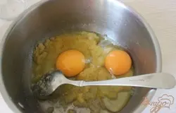 Соединить ее с сахаром в сотейнике и пальцами перетереть так, чтобы сахар стал влажным и пропитался ароматом цедры.Добавить яйца и лимонный сок.