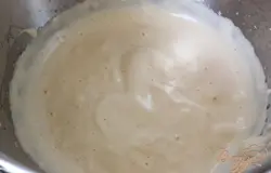 Шоколад растопить в микроволновой печи или на водяной бане. Остудить до 45 С. Сахар и воду соединить в соуснике. Довести до кипения, помешивая. Затем варить, не мешая, до температуры 120 С, около 8-10 минут. Когда сироп достигнет температуры примерно 110-115 С, продолжить взбивать яйца и желтки в миксере также на низкой скорости. Достигший 120 С сироп тонкой струйкой влить в чашу миксера, увеличивая скорость до высокой (у меня 8). Взбивать примерно 5 минут до светлой, пышной, плотной массы и до увеличения в объеме в 2-3 раза.
