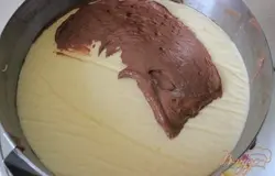 Достать лимонный крем из морозильной камеры и поместить его сверху, на мусс. Покрыть сверху таким же, небольшим, количеством мусса. Положить третий корж.Покрыть пласт муссом. Сверху выложить четвертый корж. Придавить слегка ладонью.Выровнять остатками мусса. Убрать в холодильник минимум на 1 час, лучше на ночь.