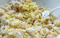 Филе отварить в подсоленной воде, остудить и нарезать. Смешать желтки с курицей.