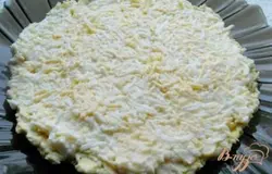 Уложить в салатник - первый слой: желтки с курицей, второй слой: белки с сыром.