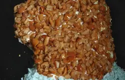 Следующем слоем выкладываем маринованные опята.Воротник из белка
