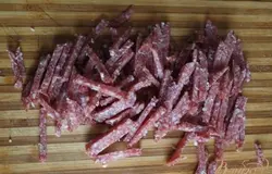 Нарезать соломкой копчёную колбасу.
