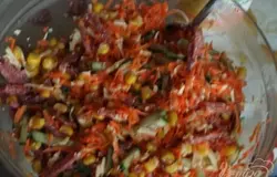 Натереть на тёрке морковь и сыр,добавить колбасу,огурец и кукурузу.Поперчить и хорошо перемешать.