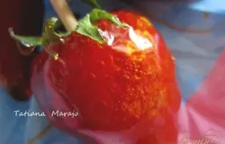 Корочка карамели тонкая и хрустящая ..